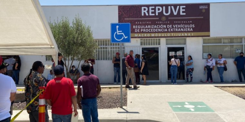 Oficina de gobierno con personas tramitando placas
